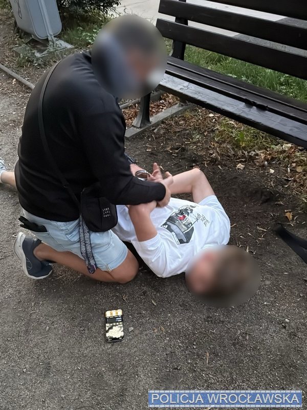 Wrocławscy policjanci zatrzymali czterech mężczyzn podejrzewanych o rozbój z użyciem niebezpiecznych przedmiotów