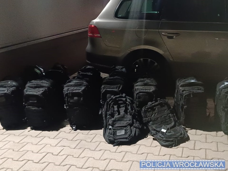 Ukradli mienie z zakładu produkcyjnego warte 5,5 mln złotych. Policjanci odzyskali znaczną część skradzionego produktu i zatrzymali podejrzanych