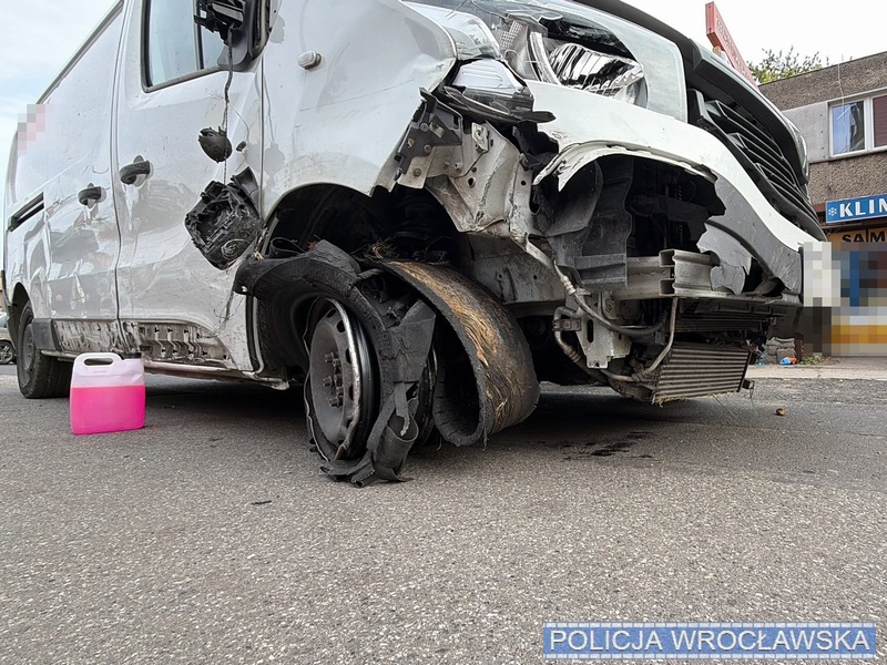 Ukradł busa kurierowi i próbował uciekać przed policjantami. 47-latek zatrzymany podczas dynamicznego pościgu